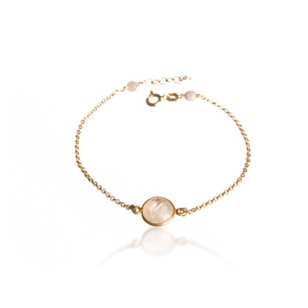 Ασημένιο επίχρυσο βραχιόλι με ορυκτή πέτρα φεγγαρόπετρα σε ασημένιο επίχρυσο πλαίσιο. Ρομαντικό κόσμημα που θα στολίσει με χάρη τον καρπό σας.