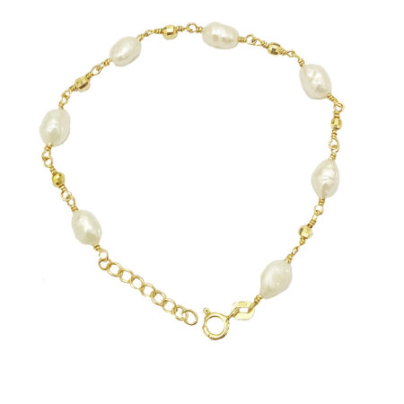 Ένα κομψό βραχιόλι με λευκά μαργαριτάρια baroque για τις ιδιαίτερες  εμφανίσεις σας συνδυάζοντας με πολυτέλεια το κλασικό με το μοντέρνο .